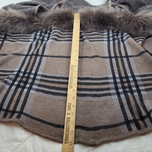 Ariana by Howard's tan black plaid cape coat waterfall front faux fur collar OS - Picture 12 of 12